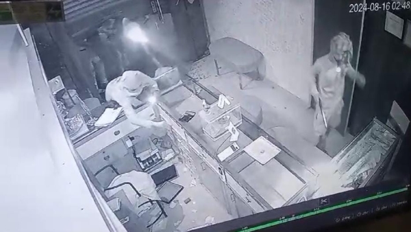 Robbery at Jain Jewelers shop in Ayodhya Nagar police station area incident captured in CCTV Robbery at Jain Jewelers shop in Ayodhya Nagar police station area incident captured in CCTV