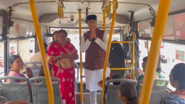 Minister Vishwas Sarang met women in buses on Rakshabandhan gave them the gift of free travel