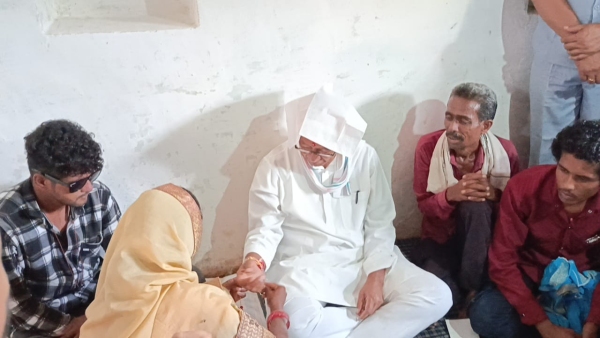 Digvijay Singh tied Rakhi to Anjana Ahirwar s mother on Rakshabandhan Dalit family