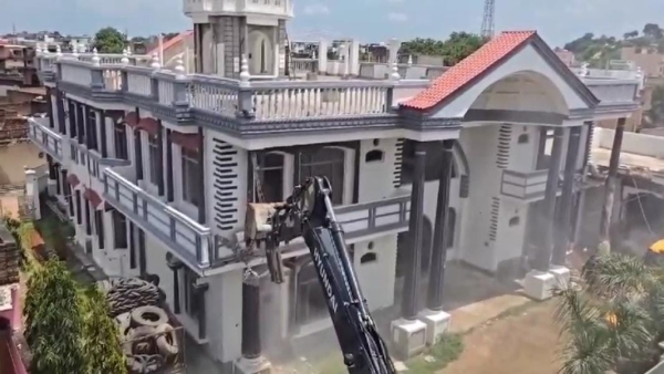 Bulldozer fired on the house of Congress leader Shehzad Ali who pelted stones at police Bulldozer fired on the house of Congress leader Shehzad Ali who pelted stones at police