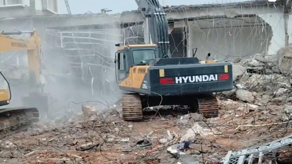 Bulldozer fired on the house of Congress leader Shehzad Ali who pelted stones at police Bulldozer fired on the house of Congress leader Shehzad Ali who pelted stones at police