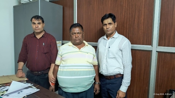 Lokayukta caught Assistant Grade 1 Tarakchand Das red handed taking bribe in BDA office
