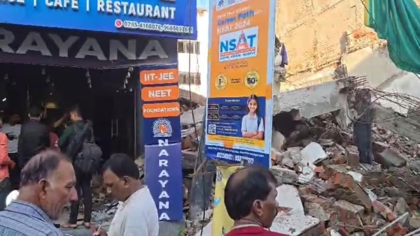 One laborer injured due to collapse of old building in MP Nagar everyone evacuated safely