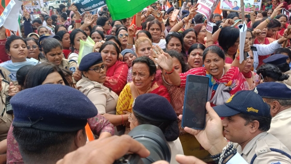 Vibha Patel felt dizzy due to Congress movement police stopped her from going to Raj Bhavan