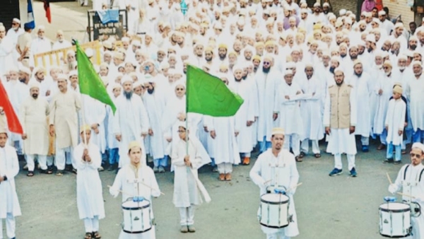 Dawoodi Bohra community took out on Eid Miladunnabi people participated with horse-buggy and band Dawoodi Bohra community took out on Eid Miladunnabi people participated with horse-buggy and band