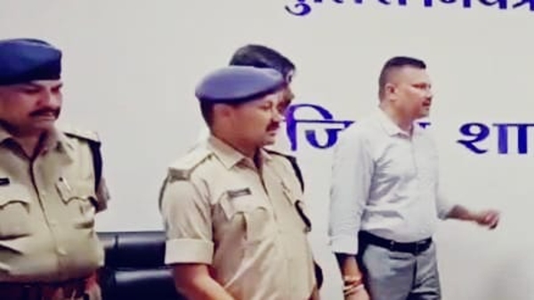 Miscreants attack the deserted house of Deputy Collector in Shajapur entire incident captured in CCTV