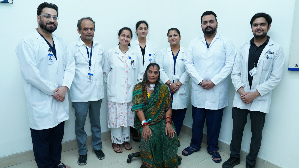 Dehradun news doctors removed a one kg tumor from neck of 55 year old woman know how saved life sgrr