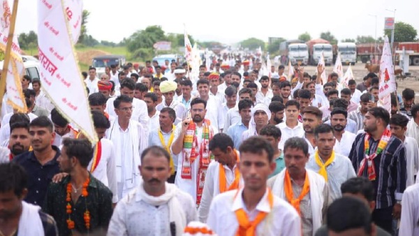 mla-ramnivas-gavadia-did-a-pilgrimage-on-foot-left-from-sursura-dham-with-tejajis-flame