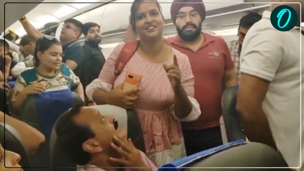 delhi-varanasi-flight-ac-was-not-working-passengers-made-the-video-viral