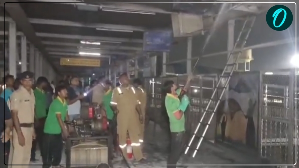 up-news-fire-broke-out-in-foot-over-bridge-at-prayagraj-junction-causing-panic