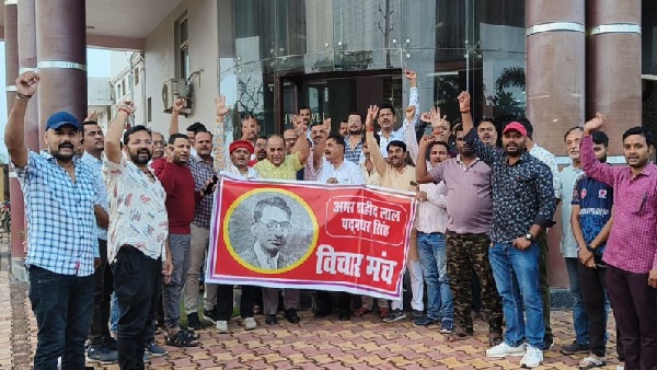 Statue of Martyr Padamdhar Singh