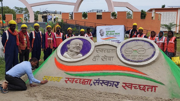 Bapu Gandhi picture unique message international artist artwork from 5 tons of sand in 3 days