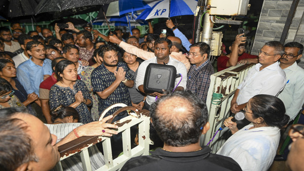 West Bengal Trainee Doctor with CM Mamta