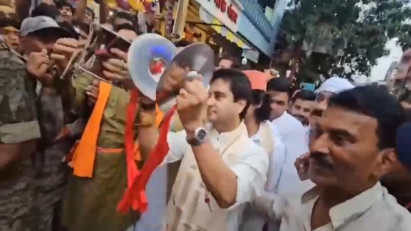 Union Minister Jyotiraditya and son Mahaaryaman Scindia danced in devotion to Mahakal