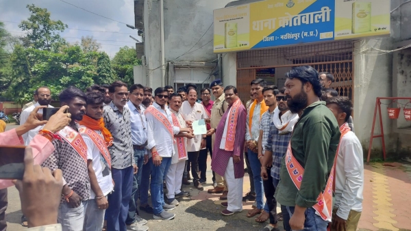 Hussain Pathan misbehaved with a tribal woman Bajrang Dal and Hindu Parishad submitted memorandum