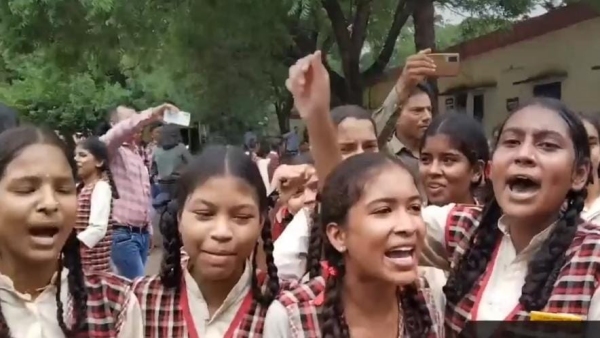 Uproar among girl students in Sarojini Naidu Government School entry of MLA Arif Masood during the protest