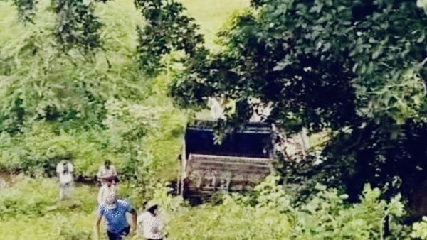 Pickup vehicle full of laborers fell into ditch in Ratlam 3 people died and 20 injure