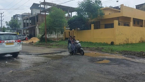 The road of Ayodhya city located in Govindpura area of Krishna Gaur is completely dilapidated