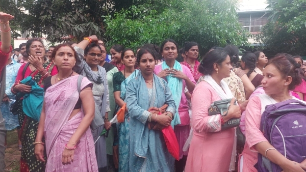Belligerent demonstration by guest teachers demanding regularization in Bhopal argument with police