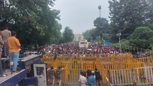 Belligerent demonstration by guest teachers demanding regularization in Bhopal argument with police