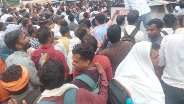 Belligerent demonstration by guest teachers demanding regularization in Bhopal argument with police