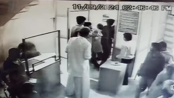 Girl accused retired doctor Sunderlal Gupta of bed touching in Khandwa assaulted in the clinic