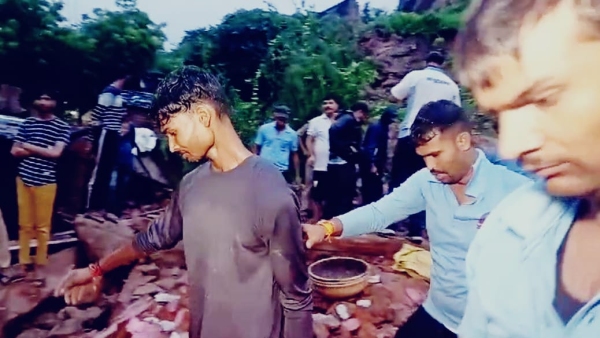 5 killed as 400 year old wall collapses in Datia Rajgarh Fort 2 rescued safely update video news