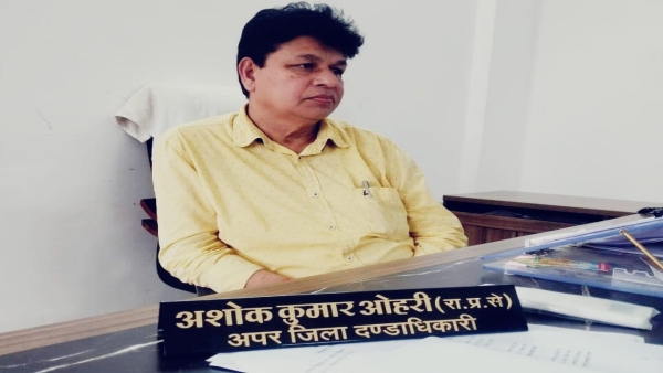 Lokayukta Rewa Additional Collector of Mauganj was arrested red handed while taking bribe