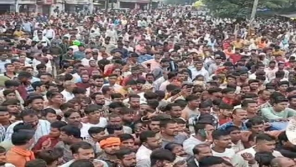 Hindu organizations surround Berasia police station demand arrest of accused who sent the message Hindu organizations surround Berasia police station demand arrest of accused who sent the message