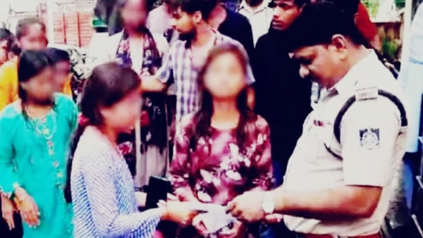 Misbehavior with girl students in Jabalpur two groups of university students fight during Ganesh immersion procession