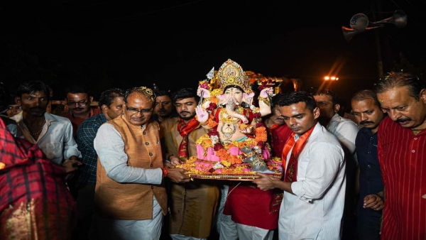 Shivraj-VD Sharma also immersed Ganesh idol crowd of devotees in big lake