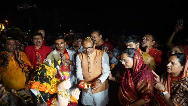 Shivraj-VD Sharma also immersed Ganesh idol crowd of devotees in big lake prempura ghat