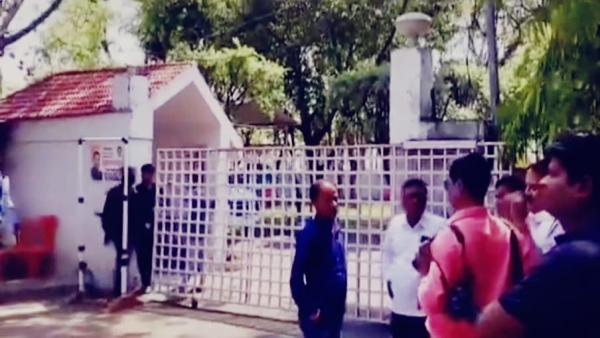 Dispute between Parasia MLA and District Panchayat President at Shikarpur bungalow of Kamal Nath