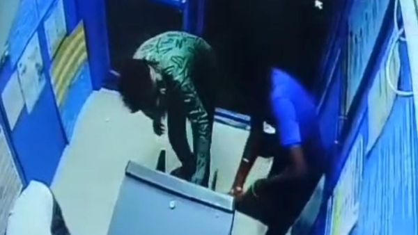 CCTV Miscreants targeted ATM in Ayodhya Nagar thieves ran away after hearing horn of police car