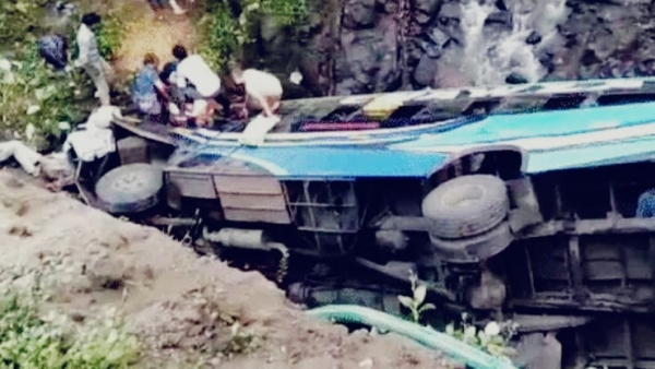 Accident Passenger bus going from Maharashtra to Khandwa fell into a ditch four died