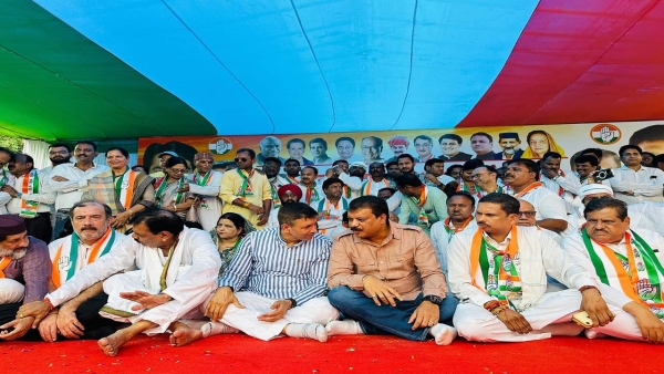 Jitu Patwari Congress protest in Jabalpur problem of dilapidated roads and garbage