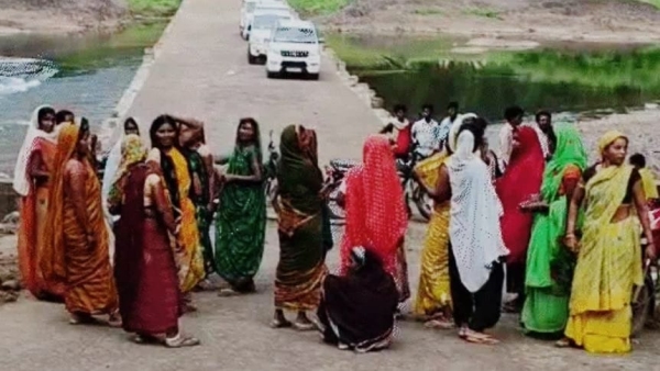 Tribal officials held hostage by officers who went to count trees in Seoni Malwa
