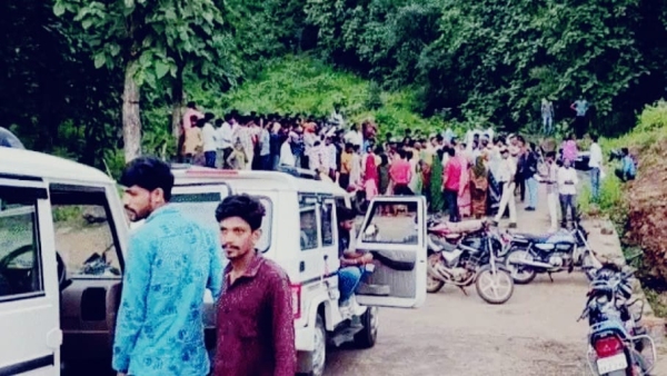 Tribal officials held hostage by officers who went to count trees in Seoni Malwa