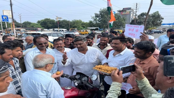 Congress s protest raised questions on BJP government by distributing loan laddus