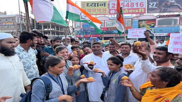 Congress s protest raised questions on BJP government by distributing loan laddus