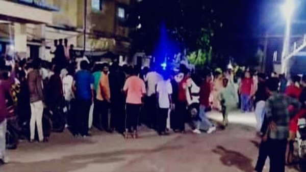 Shajapur Dispute between two parties in Maksi one dead 7 injured in firing and stone pelting