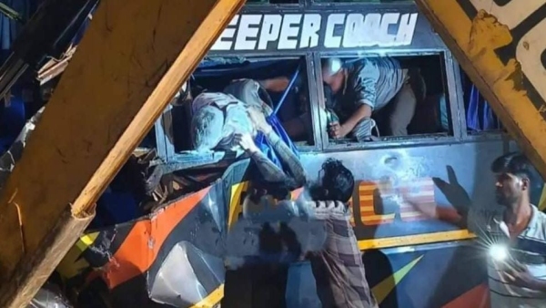 accident Passenger bus rammed into parked dumper in Maihar JCB and gas cutter cut bus accident Passenger bus rammed into parked dumper in Maihar JCB and gas cutter cut bus