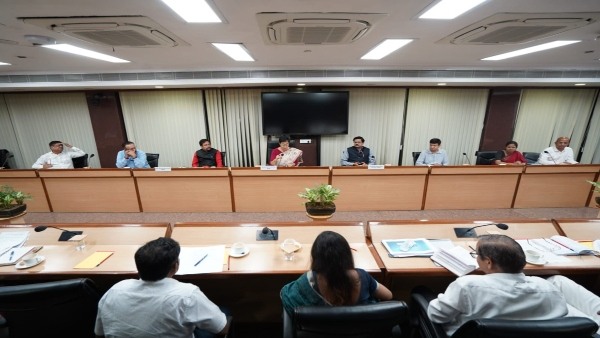 https hindi oneindia com news delhi cm-atishi-called-a-high-level-meeting-on-pollution-1128337 html