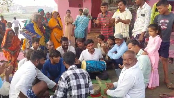 Cutting the tongue and climbing Satna News