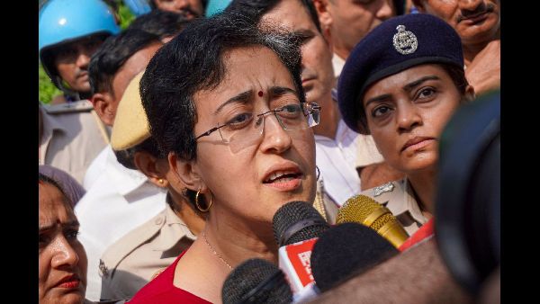 आम आदमी पार्टी ने दिल्ली पुलिस द्वारा नवरात्रि प्रतिबंध की निंदा की
