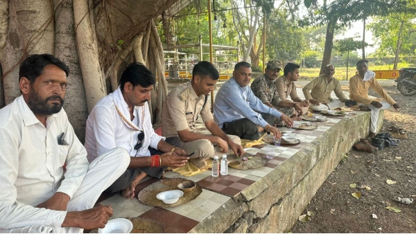 DSP Santosh Patel installed it in Hanuman temple