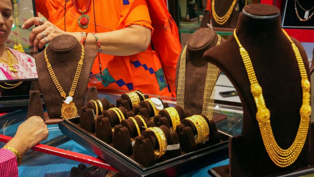 Gold Rate Today सोने की कीमत में आई गिरावट, चांदी स्थिर, चेक करें