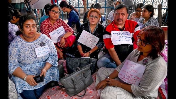  पश्चिम बंगाल में डॉक्टरों का विरोध प्रदर्शन