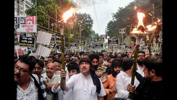  कोलकाता में दुर्गा पूजा कार्निवल का विरोध