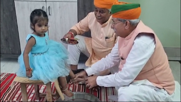 cabinet-minister-arjun-ram-meghwal-performed-kanya-pujan-on-ashtami-during-navratri-in-bikaner